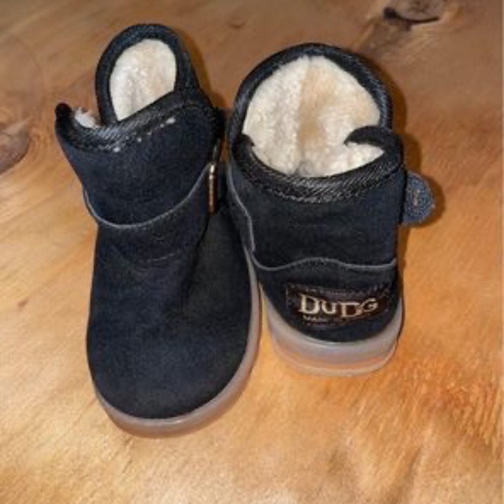 Black fuzzy baby boots